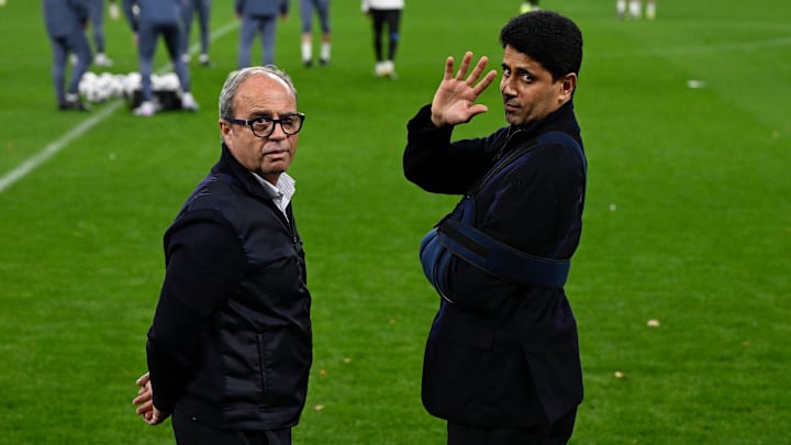 Nasser al-Khelaïfi et Luis Campos observant la séance d'entrainement des Parisiens à San Mamés