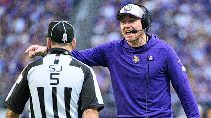 Cuando un entrenador llama a un árbitro para hacer algún reclamo, el reloj se para en un juego de la NFL
