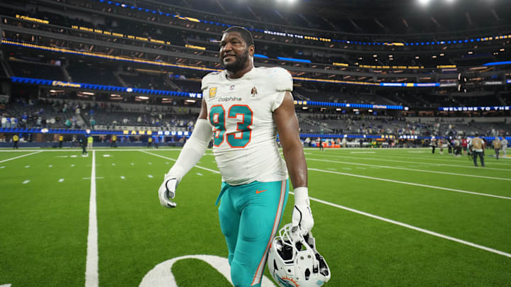 Nov 11, 2024; Inglewood, California, USA; Miami Dolphins defensive tackle Calais Campbell (93) leaves the field after the game against the Los Angeles Rams at SoFi Stadium. Mandatory Credit: Kirby Lee-Imagn Images Nov 11, 2024; Inglewood, California, USA; Miami Dolphins defensive tackle Calais Campbell (93) leaves the field after the game against the Los Angeles Rams at SoFi Stadium. Mandatory Credit: Kirby Lee-Imagn Images