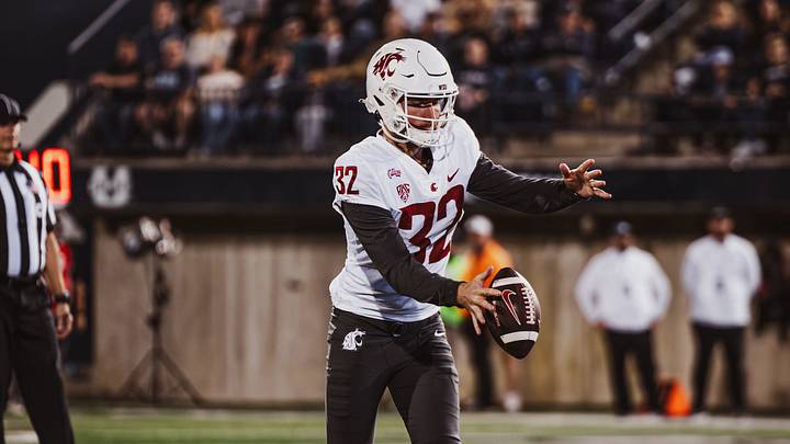 Washington State Cougars punter Max Dean (32). Washington State Cougars punter Max Dean (32).