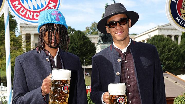 Michael Olise mit Jamal Musiala beim Oktoberfest Michael Olise mit Jamal Musiala beim Oktoberfest