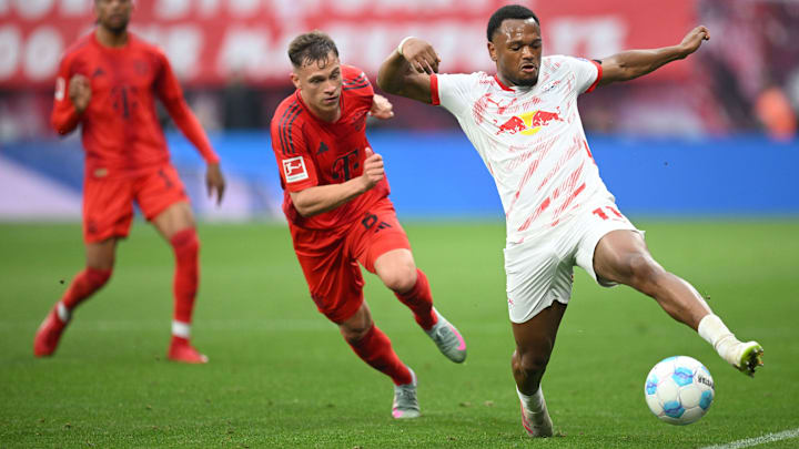 Joshua Kimmich im Zweikampf mit Lois Openda