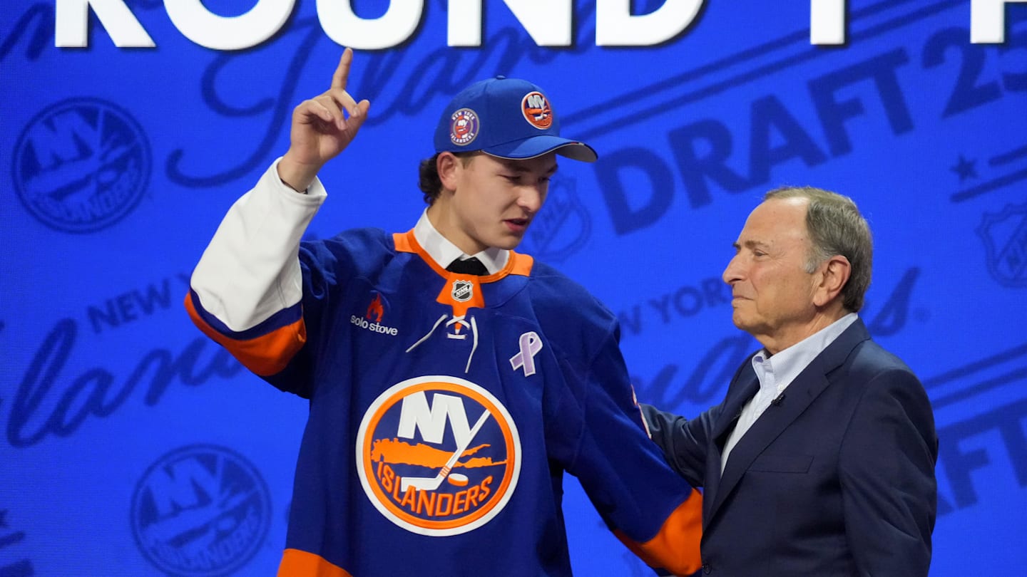 Family at the core of Matthew Schaefer's historic rookie season with NY Islanders