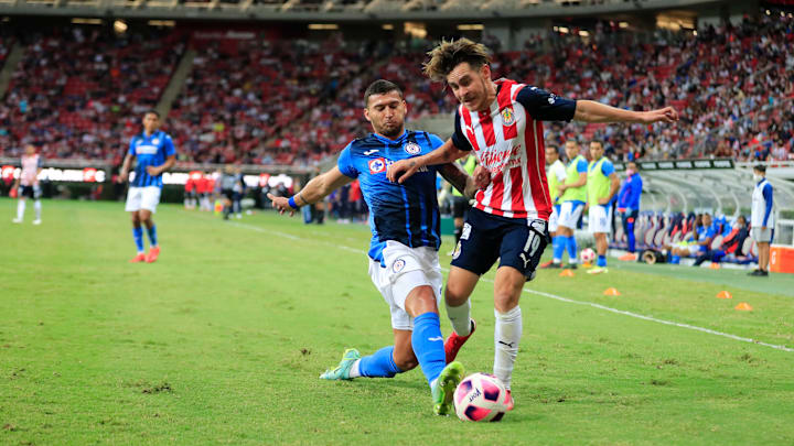 Juan Escobar en la pelea de un balón.