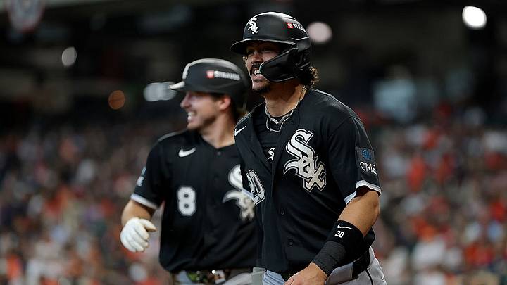 Kyle Teel (8) y Miguel Vargas celebran una de las carreras anotadas de los Chicago White Sox ante los Houston Astros. Kyle Teel (8) y Miguel Vargas celebran una de las carreras anotadas de los Chicago White Sox ante los Houston Astros.