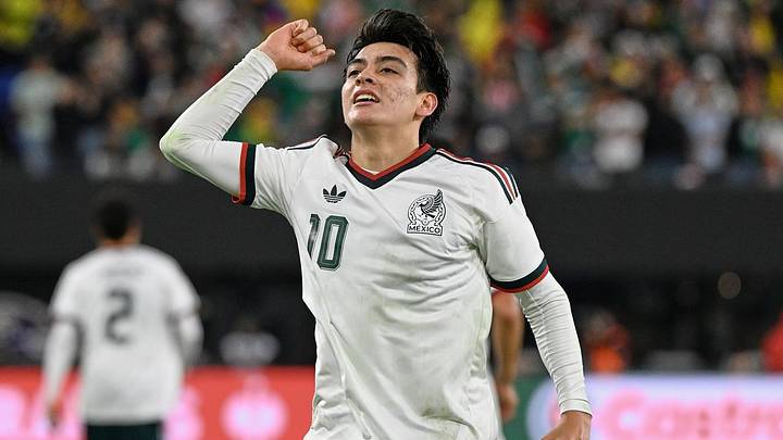 Gilberto Mora celebra su primer gol con México