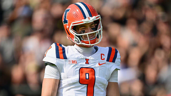 Illinois Fighting Illini quarterback Luke Altmyer (9)