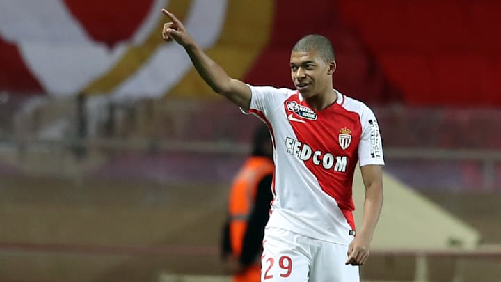 Mbappé ainda era uma pequena joia do futebol da França em 2016. Hoje, camisa 7 é realidade mundial. 