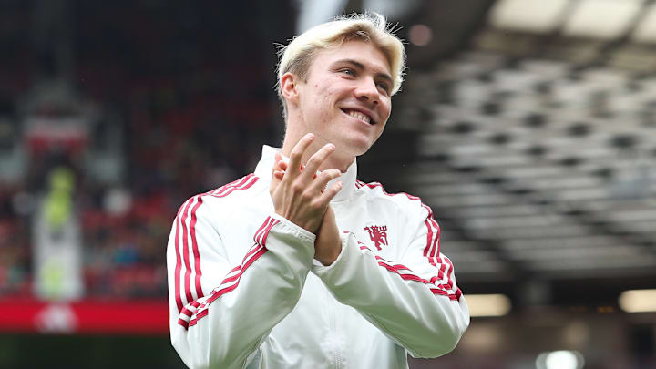 O jovem foi apresentado à torcida no amistoso contra o Lens