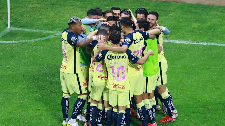 Jugadores del América celebran un gol.