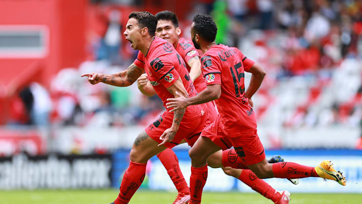 Diego Rigonato celebra un gol con el Toluca.