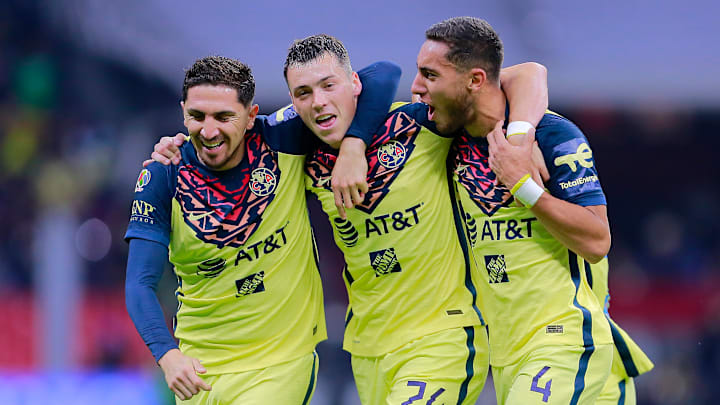 Jugadores del América celebran un gol.