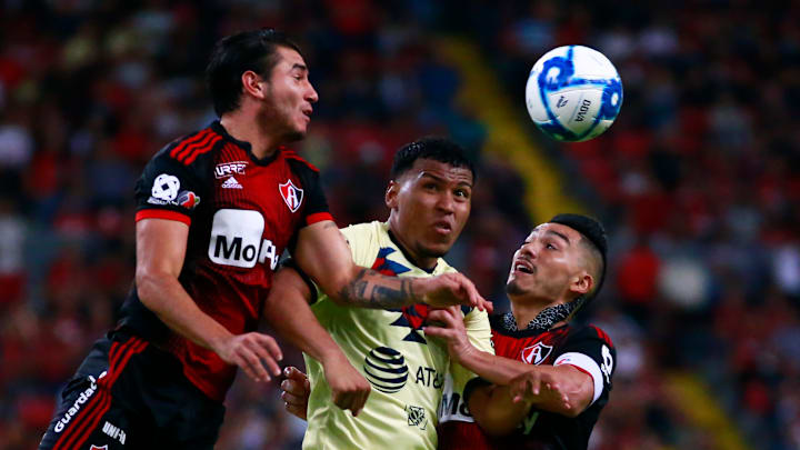 Martínez y Saldrvar pelean un balón.
