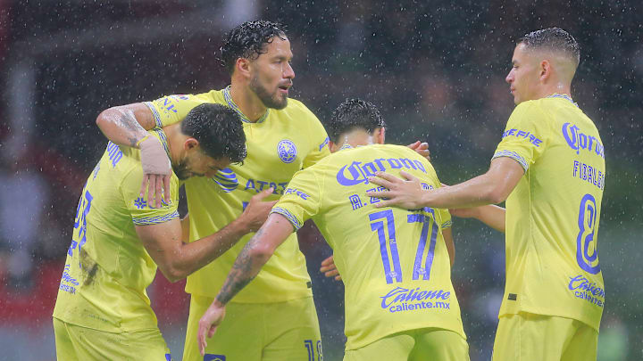 Jugadores del América celebran un gol.