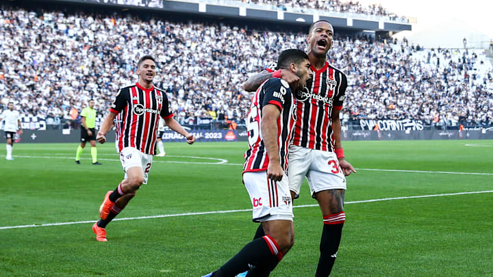 São Paulo saiu na frente, mas sofreu o empate em pênalti polêmico