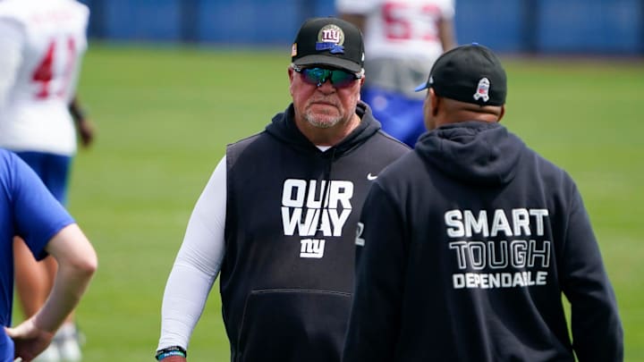 New York Giants defensive coordinator Don \"Wink\" Martindale, left, and defensive backs coach