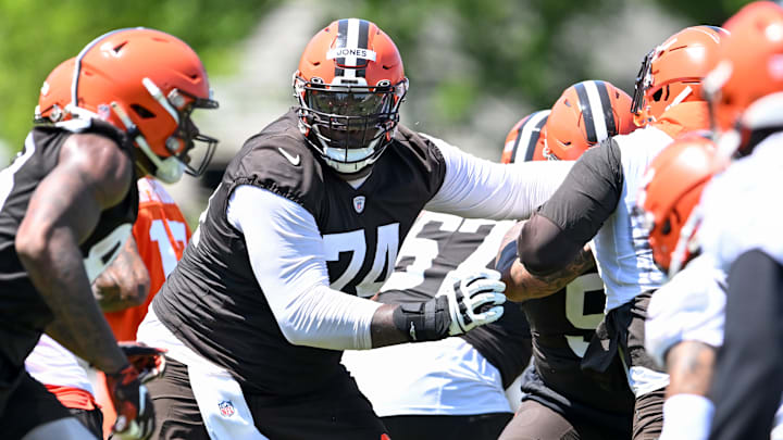 Dawand Jones should be commended for his role in the Browns-Eagles joint practice fight.