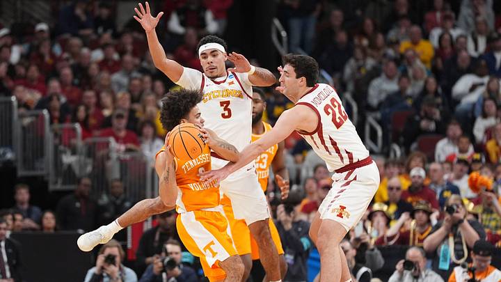 Tennessee guard Ja'Kobi Gillespie (0) comes up against Iowa State guard Tamin Lipsey (3) and forward Milan Momcilovic (22) in the NCAA Tournament Sweet 16 game at the United Center in Chicago on March 27, 2026.