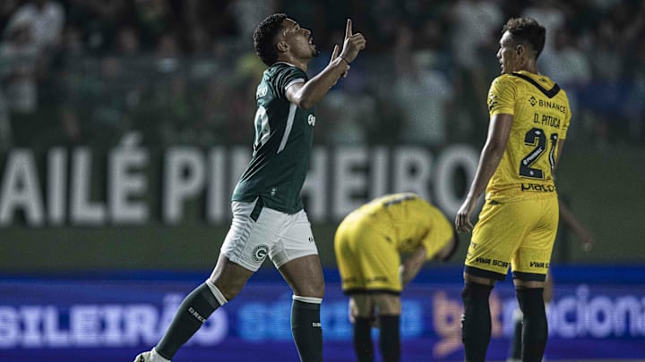 Rildo marcou dois gols contra o Santos Rildo marcou dois gols contra o Santos