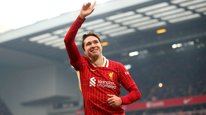 O italiano Chiesa ganhou chance e marcou um dos gols do Liverpool