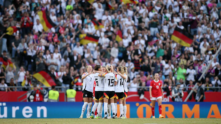 Die DFB-Frauen jubeln vor einer vollen Arena in Hannover. Die DFB-Frauen jubeln vor einer vollen Arena in Hannover.