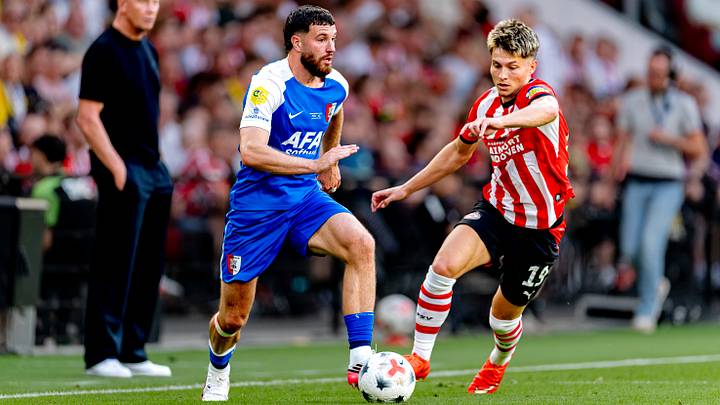 Mees de Wit (l.) gegen die PSV Eindhoven am Ball Mees de Wit (l.) gegen die PSV Eindhoven am Ball