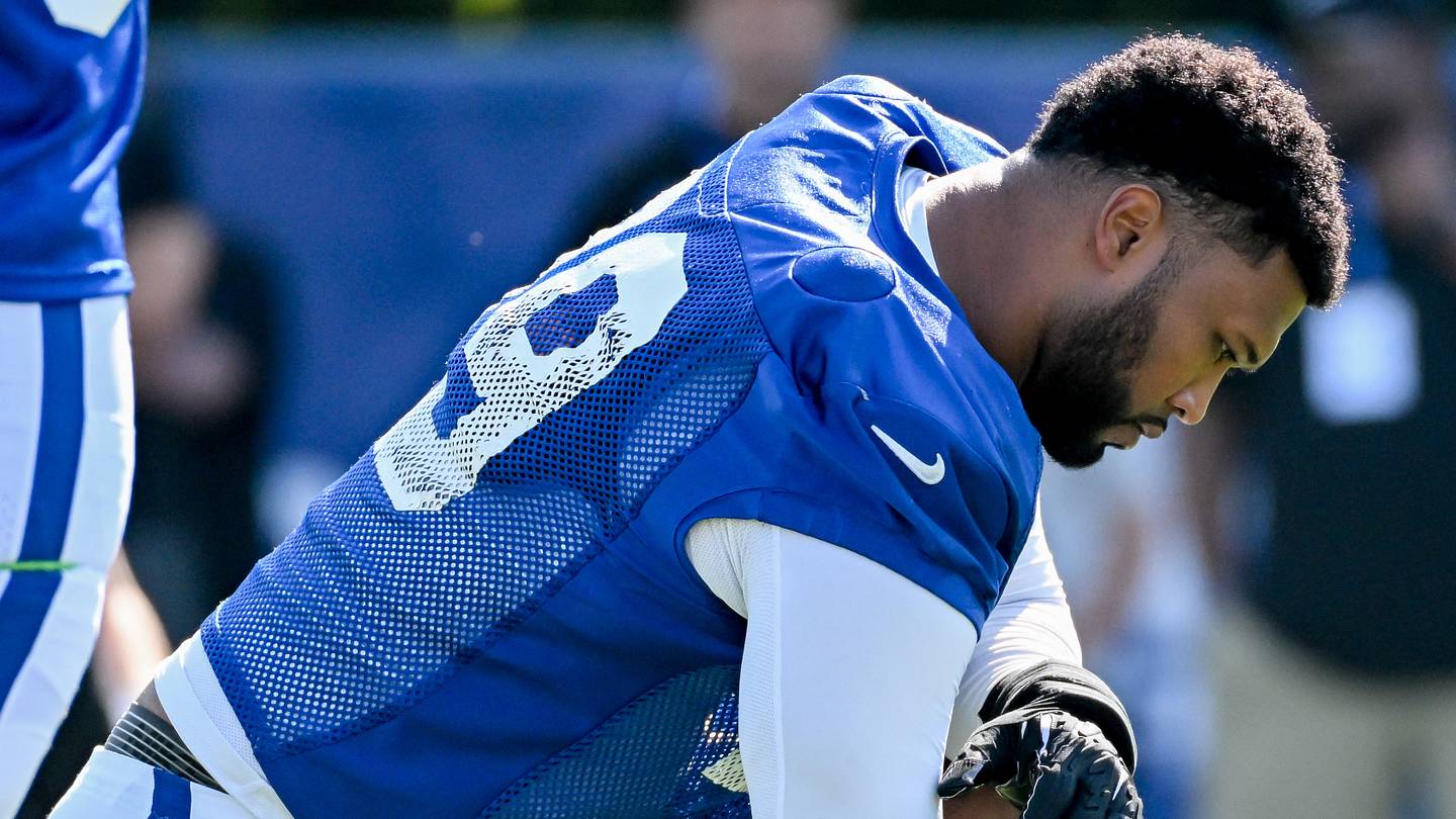 DeForest Buckner, defensive tackle dei Colts, si allena con attenzione al collo durante la sessione di allenamento