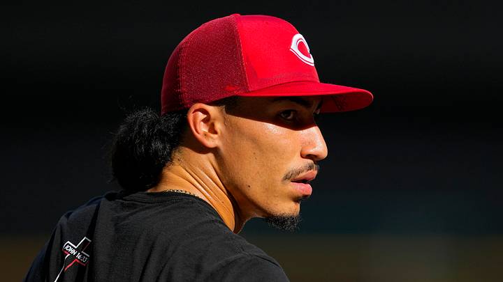 Cincinnati Reds second baseman Edwin Arroyo (2) looks on
