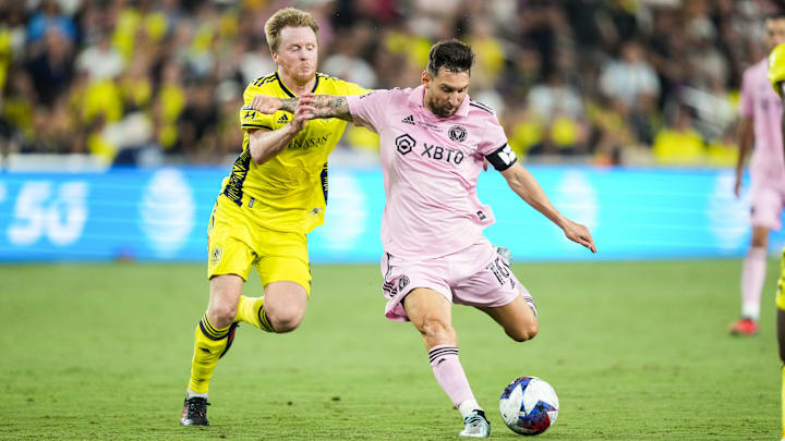 Dax McCarty del Nashville SC y Lionel Messi del Inter Miami durante la final de la Leagues Cup 2023.