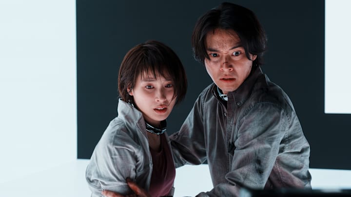 Kento Yamazaki as Ryōhei Arisu and Tao Tsuchiya as Yuzuha Usagi in Alice in Borderland season 3