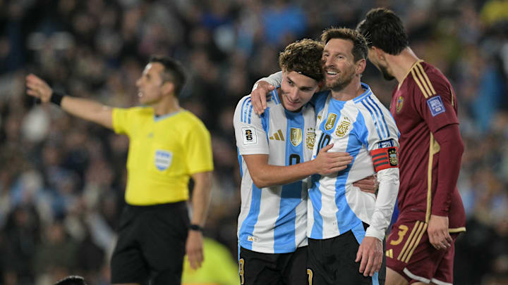 Messi marca duas vezes em seu possível último jogo na Argentina Messi marca duas vezes em seu possível último jogo na Argentina