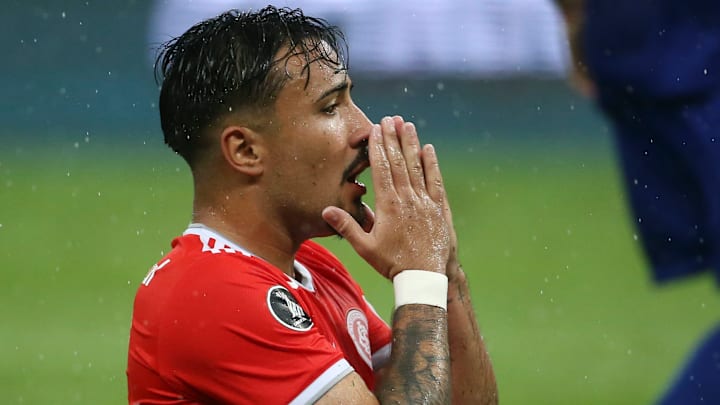 Com lesão de Mercado, Heitor será titular mais uma vez