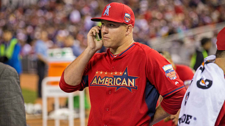 Mike Trout, figura de los Angelinos de Los Angeles, es uno de los que estuvo de acuerdo con la nueva norma respecto a los celulares 