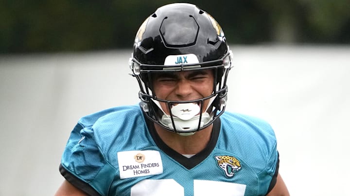 Oct 16, 2024; Watford, United Kingdom; Jacksonville Jaguars tight end Brenton Strange (85) carries the ball during practice at The Grove. Mandatory Credit: Kirby Lee-Imagn Images Oct 16, 2024; Watford, United Kingdom; Jacksonville Jaguars tight end Brenton Strange (85) carries the ball during practice at The Grove. Mandatory Credit: Kirby Lee-Imagn Images