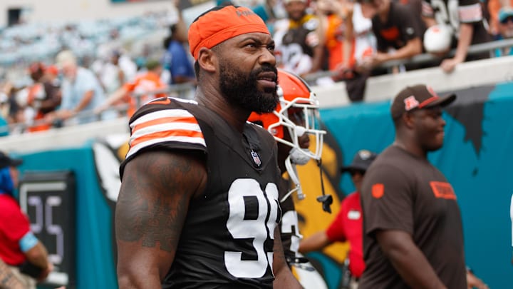Sep 15, 2024; Jacksonville, Florida, USA; Cleveland Browns defensive end Za'Darius Smith (99) before the game against the Jacksonville Jaguars at EverBank Stadium. Mandatory Credit: Morgan Tencza-Imagn Images Sep 15, 2024; Jacksonville, Florida, USA; Cleveland Browns defensive end Za'Darius Smith (99) before the game against the Jacksonville Jaguars at EverBank Stadium. Mandatory Credit: Morgan Tencza-Imagn Images
