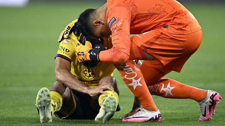 El arquero Luis Malagón consola al uruguayo Sebastián Cáceres tras lesionarse contra el Atlas