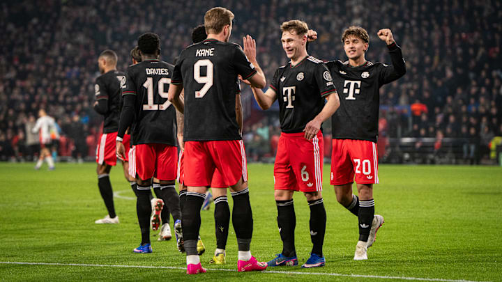 Bayern Munich players celebrating goal against PSV Eindhoven.