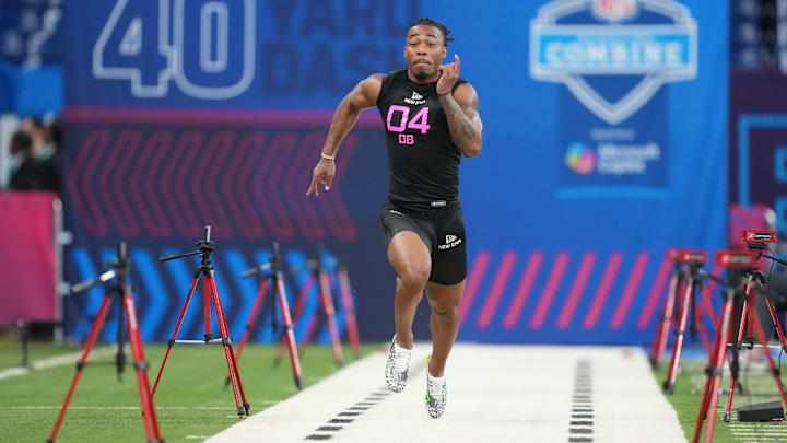 Feb 28, 2025; Indianapolis, IN, USA;  Texas defensive back Jahdae Barron (DB04) runs in the 40 yard dash during the 2025 NFL Combine at Lucas Oil Stadium. Mandatory Credit: Kirby Lee-Imagn Images