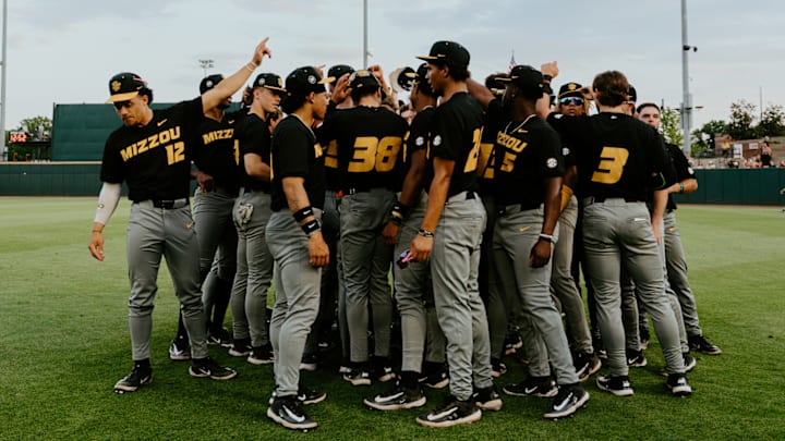 Mizzou Baseball huddles together.