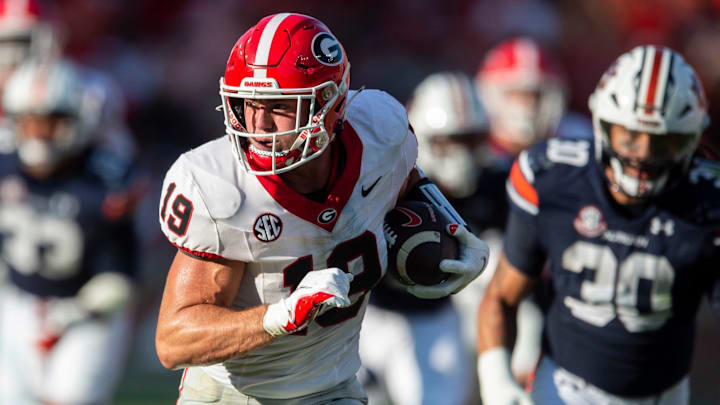Georgia Bulldogs tight end Brock Bowers (19) runs after a catch during the third quarter as Auburn Georgia Bulldogs tight end Brock Bowers (19) runs after a catch during the third quarter as Auburn