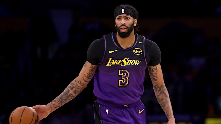 Anthony Davis tiene una lesión abdominal y es baja en los Lakers 