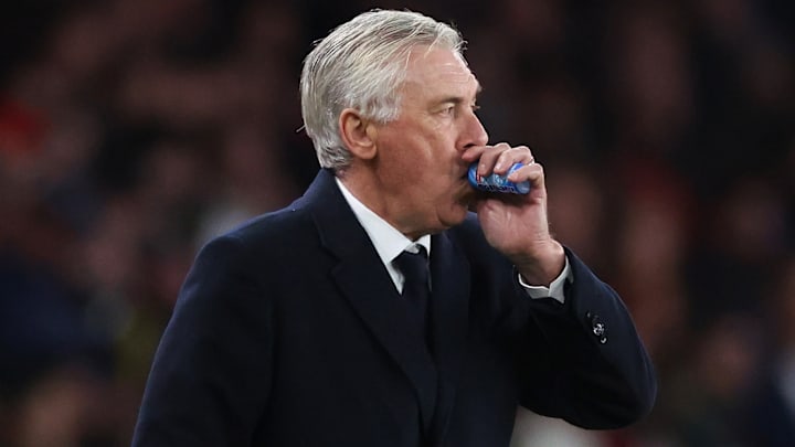 Carlo Ancelotti comiendo un chicle durante un partido del Real Madrid en la Champions League
