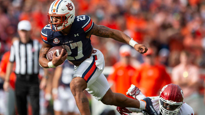 Auburn Tigers running back Jarquez Hunter (27) avoids a tackle from Oklahoma Sooners linebacker Kobie McKinzie (11) as Auburn Tigers take on Oklahoma Sooners at Jordan-Hare Stadium in Auburn, Ala., on Saturday, Sept. 28, 2024. Auburn Tigers lead Oklahoma Sooners 14-7 at halftime.