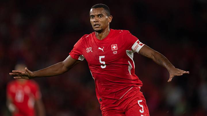 Manuel Akanji is nervously watching. Manuel Akanji is nervously watching.