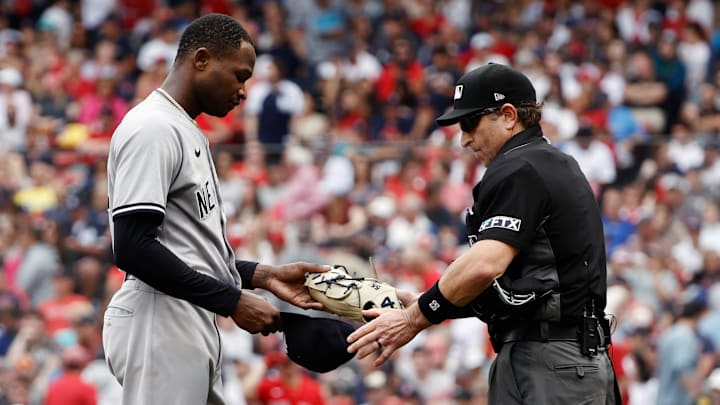 Domingo Germán siendo inspeccionado por el umpire Chris Guccione