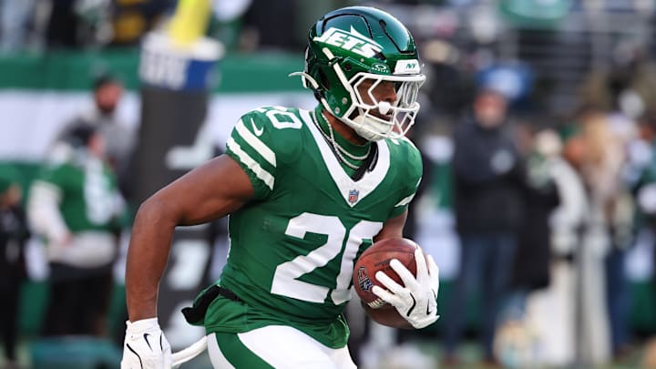 Jan 5, 2025; East Rutherford, New Jersey, USA; New York Jets running back Breece Hall (20) during pregame warmups for their game against the Miami Dolphins at MetLife Stadium Jan 5, 2025; East Rutherford, New Jersey, USA; New York Jets running back Breece Hall (20) during pregame warmups for their game against the Miami Dolphins at MetLife Stadium