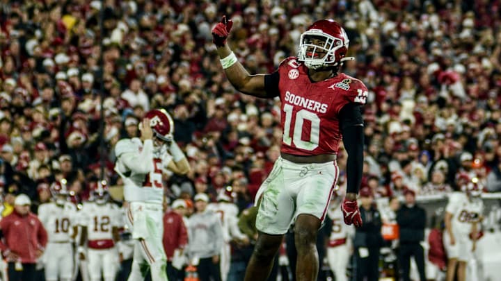 Oklahoma linebacker Kip Lewis celebrates in the CFP against Alabama.
