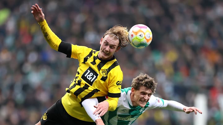 Julian Brandt im Zweikampf mit Jens Stage.