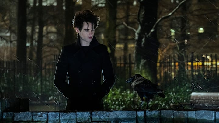 The Sandman. (L to R) Tom Sturridge as Dream, Patton Oswalt as Matthew the Raven (voice) in episode 103 of The Sandman. Cr. Liam Daniel/Netflix © 2022