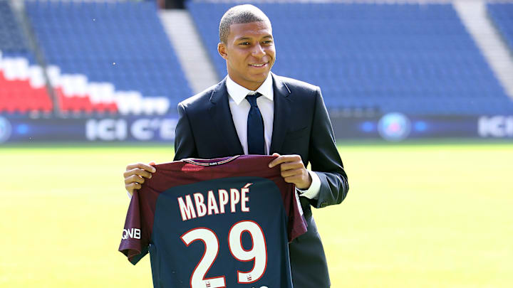Le transfert de Kylian Mbappé au PSG en 2017 est le plus gros transfert d'un joueur français de l'histoire. Le transfert de Kylian Mbappé au PSG en 2017 est le plus gros transfert d'un joueur français de l'histoire.